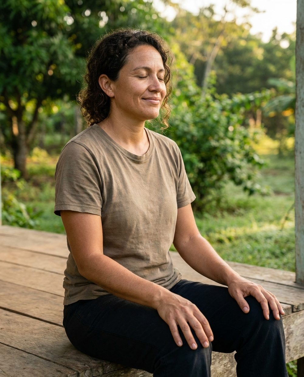 Persona respirando tranquila al aire libre